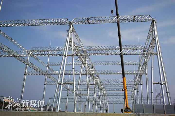 由河北送变电公司负责施工的邢西500千伏变电站工程全站架构吊装工作