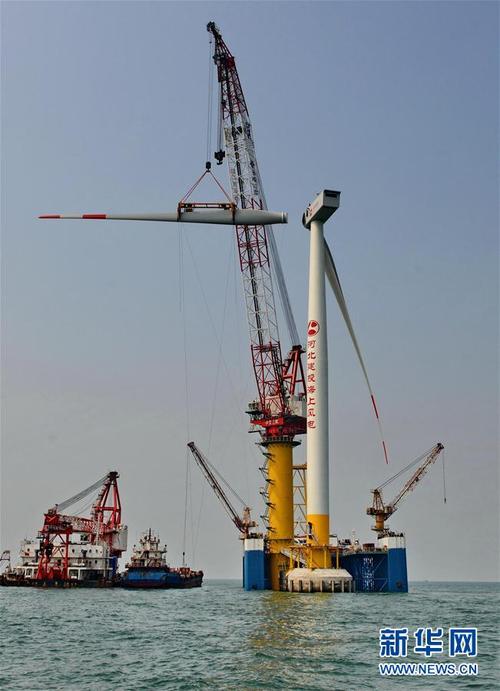 工人在乐亭菩提岛海上风电场项目施工现场吊装风机叶片(9月13日摄).