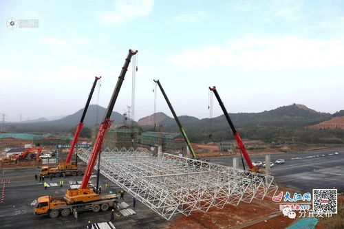 沪昆高速分宜互通整体移位工程新收费站防护棚架吊装完成